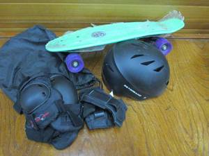 lot 98 image: 8 BALL KNEE, ELBOW, AND WRIST PADS WITH DRAWSTRING BAG... SG DREAMZ HELMET WITH TAGS, MAUI AND SONS SKATEBOARD