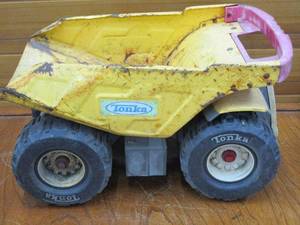 lot 137 image: LARGE VINTAGE TONKA TRUCK, HAS BEEN VERY LOVED OVER THE YEARS, SEE PICS FOR CONDITION & MEASURMENTS