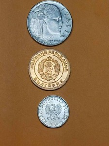 lot 160 image: 1941 ITALY 20 CENTESIMI FEATURING KING VITTORIA EMANUELE III, ROME VF, 1944 BULGARIA 3 STOTINKI, 1949 POLAND 1 GROSZ, THIS WAS THE ONLY YEAR THE POLAND COIN WAS EVER MINTED