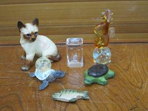 lot 147 image: GLASS CUBE WITH BEAUTIFULLY ETCHED UNDERWATER SCENE, CERAMIC CAT SCULPTURE, SCHLITTERBAHN ORNATE TURTLE WITH TURTLE SNOWGLOBE ON BACK, GLASS SULPTURE OF SEAHORSE ON BALL, HAND CARVED TURTLE AND FISH.