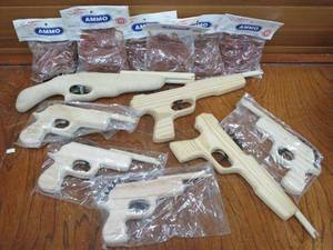 lot 174 image: 7 RUBBER BAND GUNS, 3 VARIETIES, LARGE RUBBERBAND AMMO INCL.