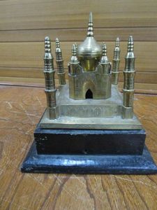 lot 210 image: BRASS & WOOD TAJ MAHAL, TOP BRASS PIECE CAN BE REMOVED FROM WOOD