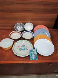 lot 212 image: KITCHENWARE INCL. VNTG PYREX BUTERFLY GOLD CINDERELLA BOWL 472-B