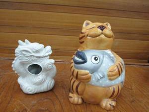 lot 215 image: BENIHANA WHITE DRAGON COLLECTIBLE CERAMIC MUG, COOKIE JAR SMILING TABBY CAT HOLDING FISH