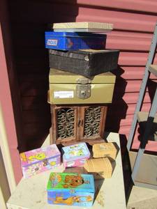 lot 37 image: Scooby box, Tweety box, 2 small wood boxs with lock and keys, money box, brown jewlery box