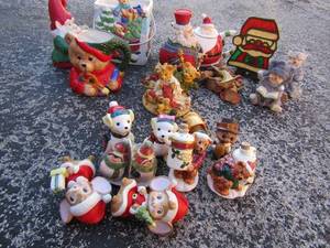lot 46 image: Santa creamer, S&P mantle dcor and more,