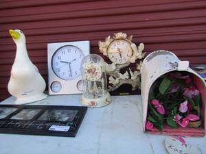 lot 57 image: Ceramic Goose, angel table  clock with glass dome, mantle clock yonglin collection white birds and roses wall clock