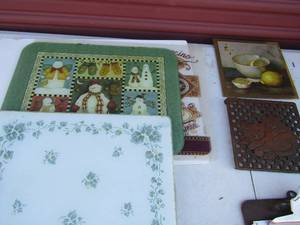 lot 65 image: Metal stand for hot pots glass table settings or table tops