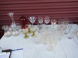 lot 75 image: Large lot glasses- star design tea glasses, champagne and more