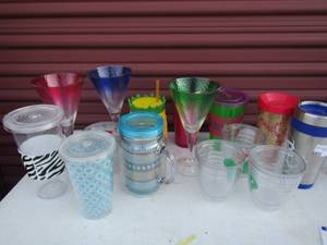 lot 82 image: Bunch of plastic cups some with lids