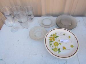 lot 87 image: Assorted  clear glass saucers, 8 world poker tour plastic cups, 4 yellow flower dinner plates Camelot stoneware spring medowl