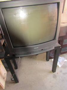 lot 4 image: Toshiba 32 TV no remote unknown working order