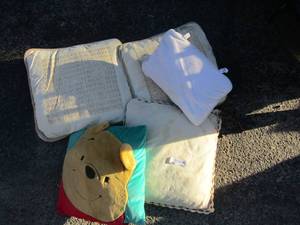 lot 103 image: Lot of throw pillows