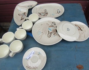 lot 105 image: RED WING -Bobwhite dinner set  23 pieces  #113  chick design brown speckled - INCLUDING  PLATES, CUPS, SERVING BOWLS. SAUCERS