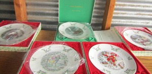 lot 123 image: 4 Royal Doulton  Christmas Plates 1972, 1978, 1981,  1982,  NIB with certificates   1 Christmas 1980 Royal Doulton  plate in case with certificate