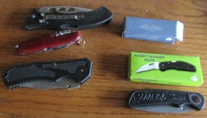 lot 126 image: Assorted pocket knives
