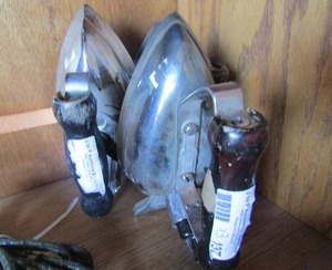 lot 137 image: 3 E7709 Universal Vintage Irons