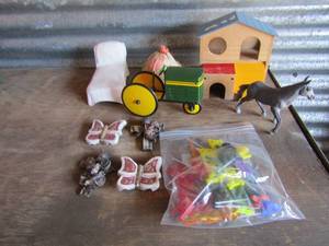 lot 144 image: Dcor lot- John deer tractor, Cake candle, bird house and wicker trinket