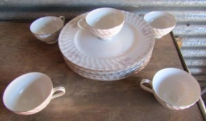 lot 159 image: 6-10 Gold standard china plates and 5 gold standard china tea cups
