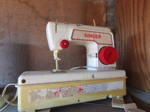 lot 170 image: Childrens singer sewing machine  with cover case