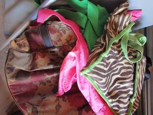lot 184 image: Womans large handbags and reusable grocery bags