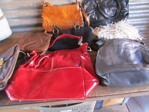 lot 185 image: small, medium and large lot of gently used womans purses