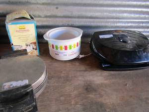 lot 193 image: Texas shape waffle maker Mercado pasta drive maker Mini rival crock pot no lid, mini in house grill
