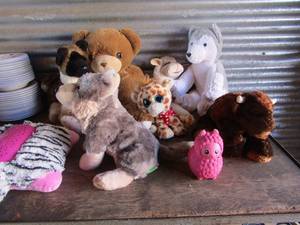 lot 197 image: Green tote of stuffed animals  and toys