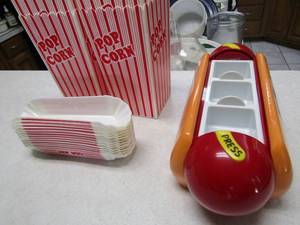 lot 44 image: Hot dog holders and movie popcorn holders ( all reusable) Hot dog caddy