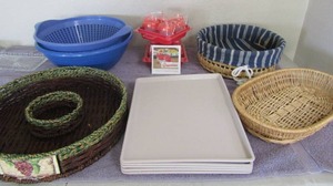 lot 73 image: Wicker serving tray, 2 boxes if eggletes, 5 plate trays, 2 wicker bread baskets