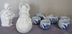 lot 76 image: Mini teapot with 5 cups 3 white porcelain decorated pieces
