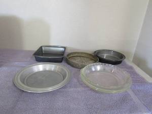 lot 79 image: Ekco bakers pie pans, bread pan,  glass Pyrex baking dishes