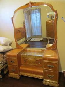 lot 9 image: HOLLYWOOD REGENCY 1940s Blond Wood  VANITY Dressing Table 5 DRAWERS  HAS A BEAUTIFUL MIRROR w original handles