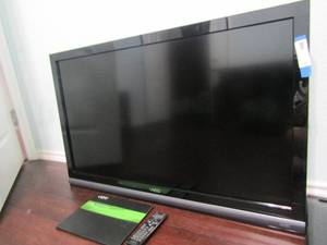lot 21 image: 32 Vizio flat screen TV with remote,   no mount or stand