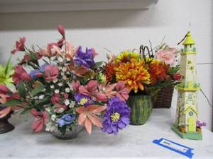 lot 27 image: Bumble bee light house vases and baskets