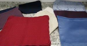lot 116 image: Box of placemats most in sets of 4