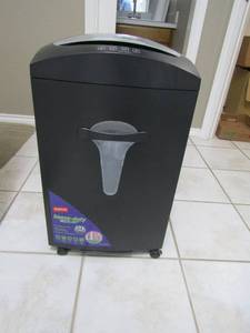 lot 120 image: Staples HD strip cup  large paper shredder (works)