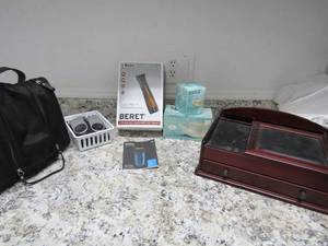 lot 133 image: Brown and Wahl mens electric shavers, NEW 3 blade razors, shaving bag and restroom caddy