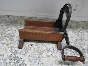 lot 149 image: Vintage handled bread slicer