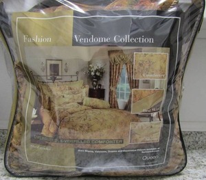 lot 161 image: Queen comforter, shams and bed skirt set gently used