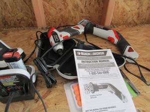 lot 185 image: B&D reciprocating saw both battery lperated plus charger parts