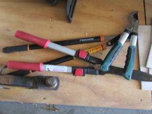 lot 191 image: 3 blue Pepsi crates   hand held yard trimmers    2 18 trailer hitch ball
