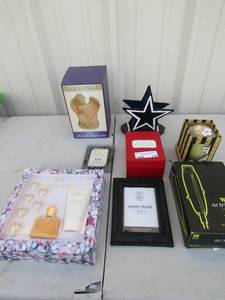 lot 236 image: NIB night light, NEW chardonnay candle, Wahl trimmer, Gai Mallindo perfume set NEW and Dallas Star napkin holder