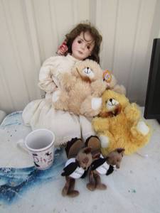lot 244 image: 2 cuddly cousins bears, 3 brown bear bats Porcelain dolls