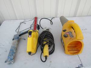 lot 246 image: Caulking gun, electric yard trimmer, yellow work light, black flag bug killer no battery