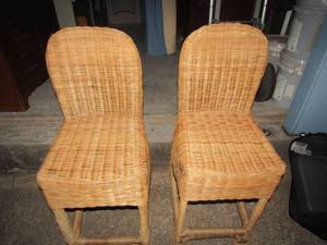 lot 251 image: 2 wicker bar stools 38x15 x18