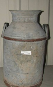 lot 258 image: Gulf refining    MILK jug 23x13