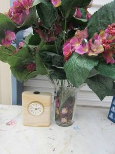 lot 268 image: Nature Agate  Quartz clock Stone,  Clear glass vase with flowers