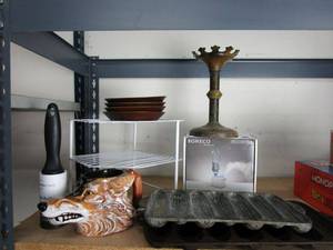 lot 22 image: COYOTE MUG, WOODEN PLATES, 2 CAST IRON CORNBREAD CORN SHAPED BAKING MOLDS, BONECO TRAVEL AIR PURIFIER & MORE