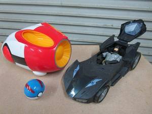 lot 28 image: POKEMON TOY BLASTER, POKEBALL THAT OPENS, BATMAN FIGURINE W BATMOBILE
